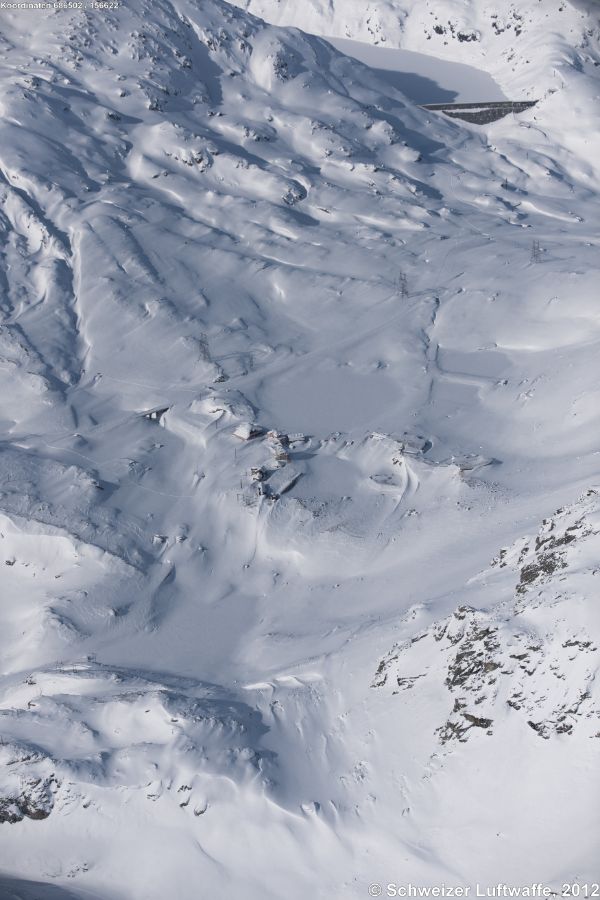 Lago di Lucendro, Position 2'685'186.30, 1'157'585.92, im Hintergrund. Bildmitte: Ospizio San Gottardo (2091 m.ü.M.) mit Lago della Piazza im Norden. 50 Höhenmeter tiefer im Süden: Lago dei Morti (2044 m.ü.M.)